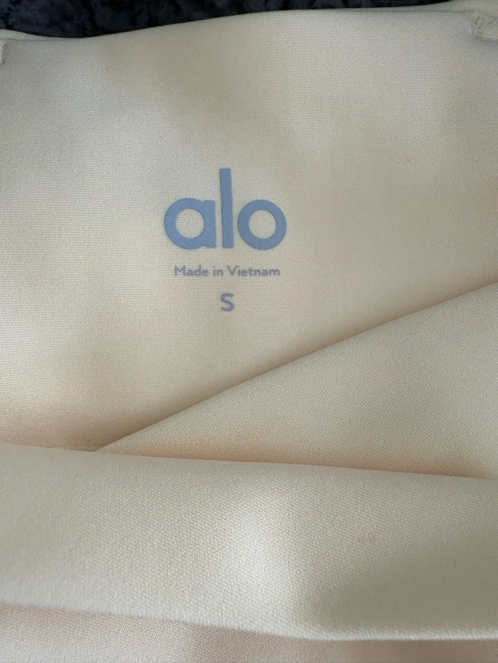 ALO Yoga V-Cute Running Short Candlelight Yellow Size Small